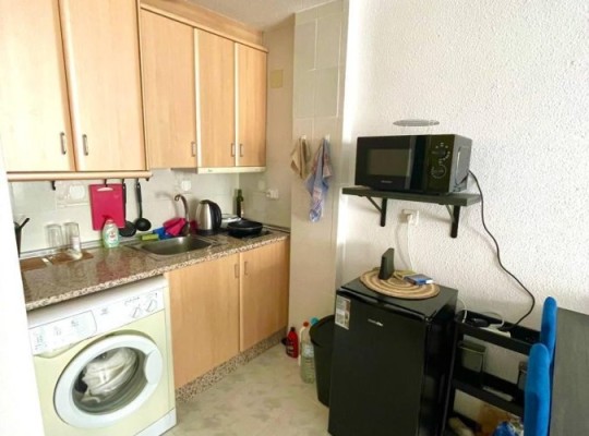 PROSTORNÉ STUDIO 150 METRŮ OD PLAYA DEL CURA S PROSKLENOU TERASOU A PLOCHOU 32 M2.