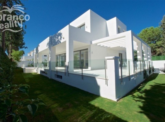 San Pedro de Alcántara (Costa del Sol), Villa - Detached #CM-R3058879