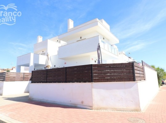 Villa with south orientation and swimming pool only 400m from the sea
