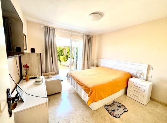 Prodej luxusního mezonetu s výhledem na moře a zahradou – Palm-Mar