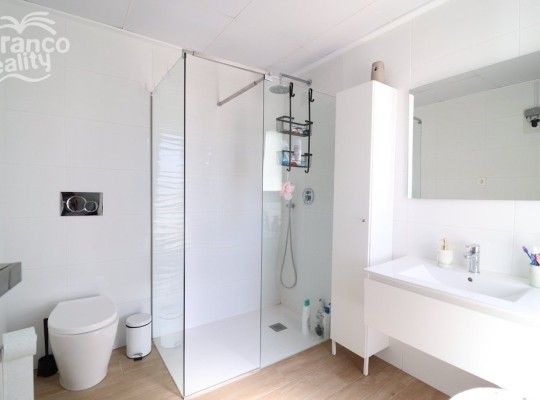 Villa with south orientation and swimming pool only 400m from the sea