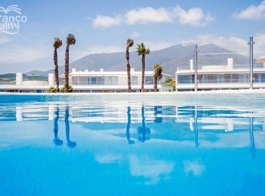 Estepona (Costa del Sol), Villa - Detached #CM-R3983911