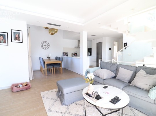 Villa with south orientation and swimming pool only 400m from the sea