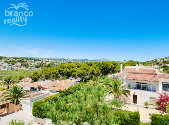 LARGE SEA VIEW VILLA WITH PRIVATE TENNIS COURT WALKING DISTANCE FROM MORAIRA TOWN CENTRE.