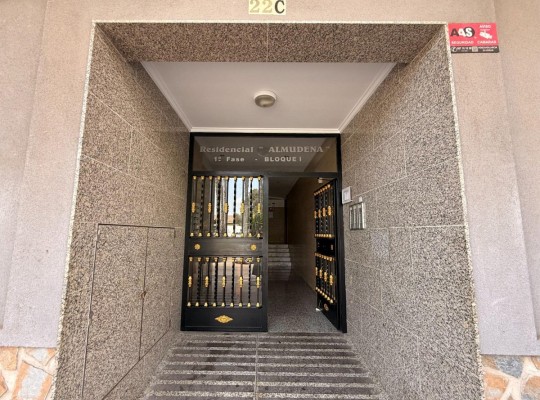 Světlý byt s bazénem 800m od pláže