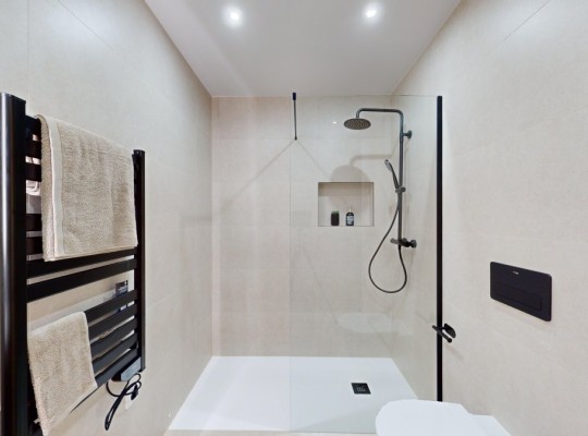 Butikový komplex s luxusními apartmány a výhledem na moře, Cabo Roig