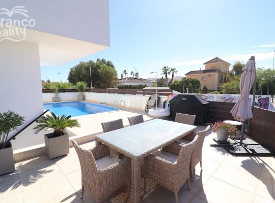Villa with south orientation and swimming pool only 400m from the sea