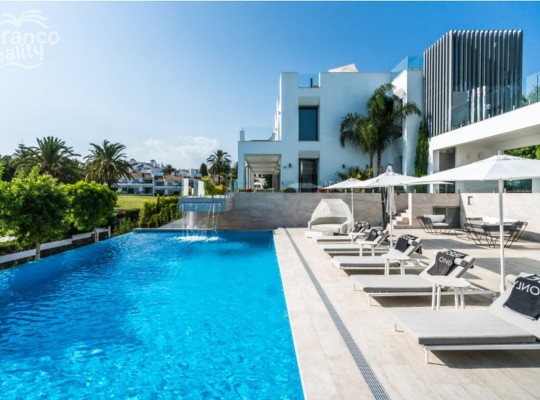 Nueva Andalucía (Costa del Sol), Villa - Detached #CM-R3916192