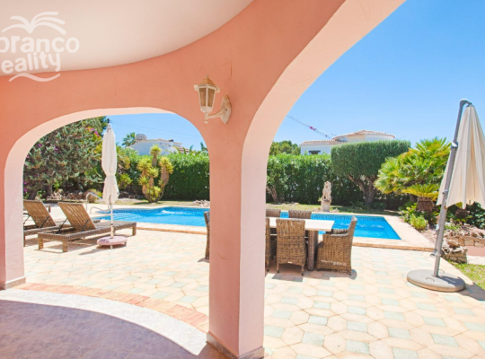 LARGE SEA VIEW VILLA WITH PRIVATE TENNIS COURT WALKING DISTANCE FROM MORAIRA TOWN CENTRE.