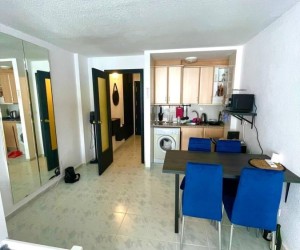 PROSTORNÉ STUDIO 150 METRŮ OD PLAYA DEL CURA S PROSKLENOU TERASOU A PLOCHOU 32 M2.