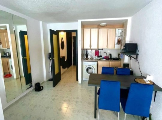 PROSTORNÉ STUDIO 150 METRŮ OD PLAYA DEL CURA S PROSKLENOU TERASOU A PLOCHOU 32 M2.