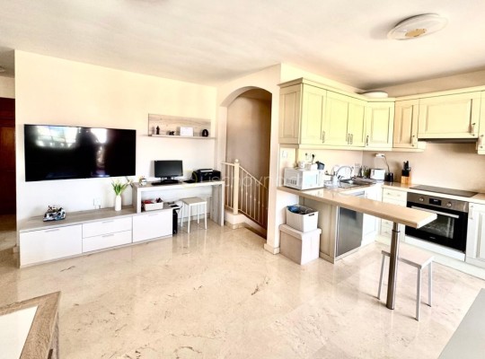 Prodej luxusního mezonetu s výhledem na moře a zahradou – Palm-Mar