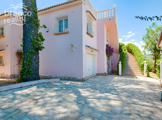 LARGE SEA VIEW VILLA WITH PRIVATE TENNIS COURT WALKING DISTANCE FROM MORAIRA TOWN CENTRE.