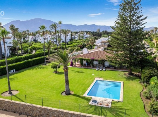 Estepona (Costa del Sol), Villa - Detached #CM-R4085143