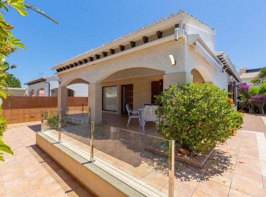Orihuela Costa (Punta Prima), Villa #CQ-KB-42391