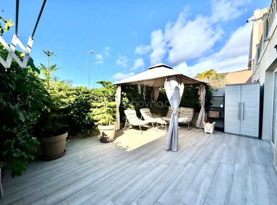 Prodej luxusního mezonetu s výhledem na moře a zahradou – Palm-Mar