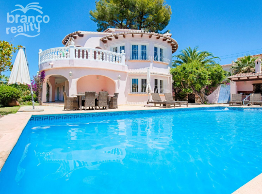 LARGE SEA VIEW VILLA WITH PRIVATE TENNIS COURT WALKING DISTANCE FROM MORAIRA TOWN CENTRE.