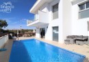 Villa with south orientation and swimming pool only 400m from the sea