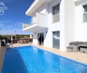 Villa with south orientation and swimming pool only 400m from the sea