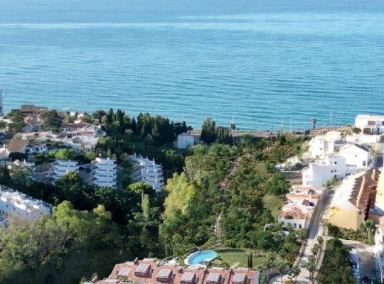 Luxusní apartmány s velkou terasou i zahradou, výhled na moře, Benalmadena
